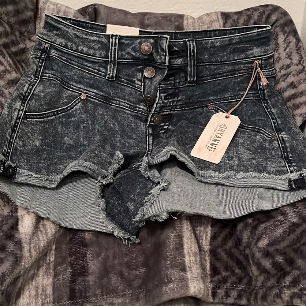 Don’t fit me but cute shorts. Brand new .